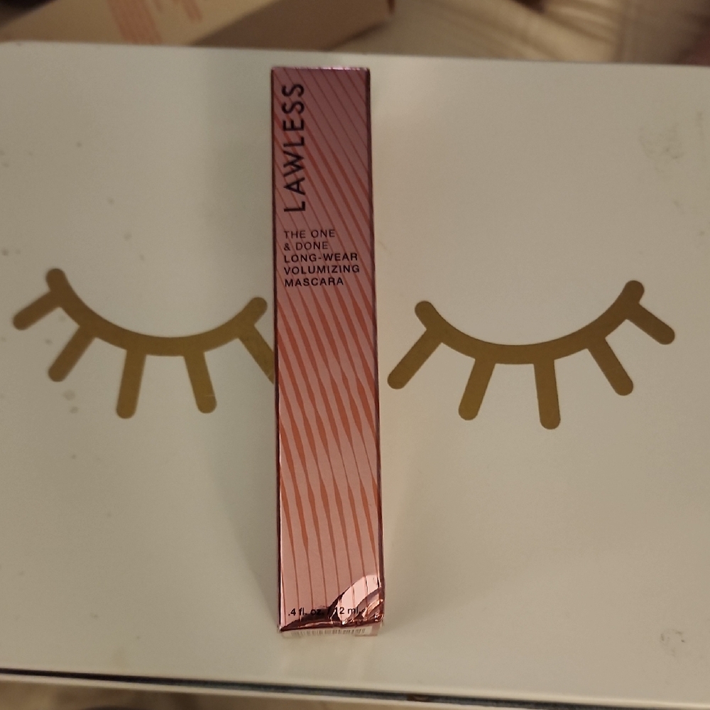 LAWLESS Black Mascara Volumizing Formula